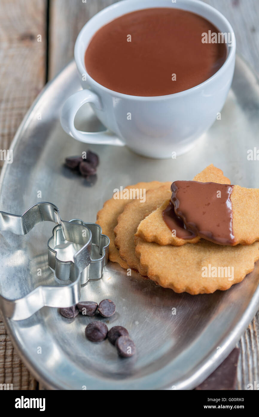 Biscotti e cioccolata calda. Vista da sopra. Foto Stock