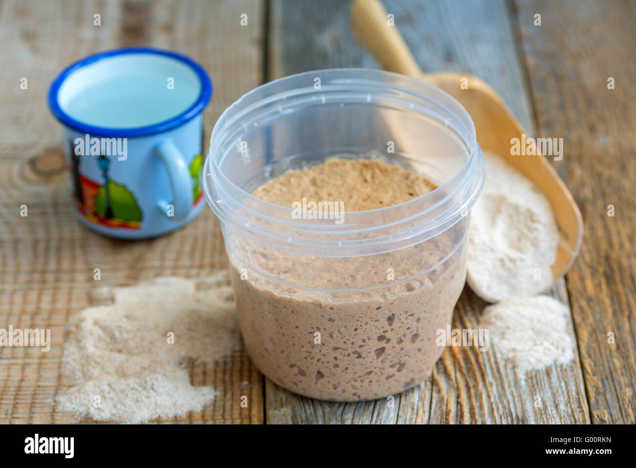 Pasta acida di segale, la farina e un bicchiere. Foto Stock