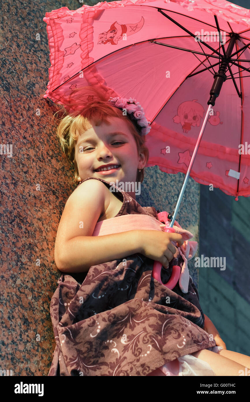 La ragazza con l'ombrello. Foto Stock