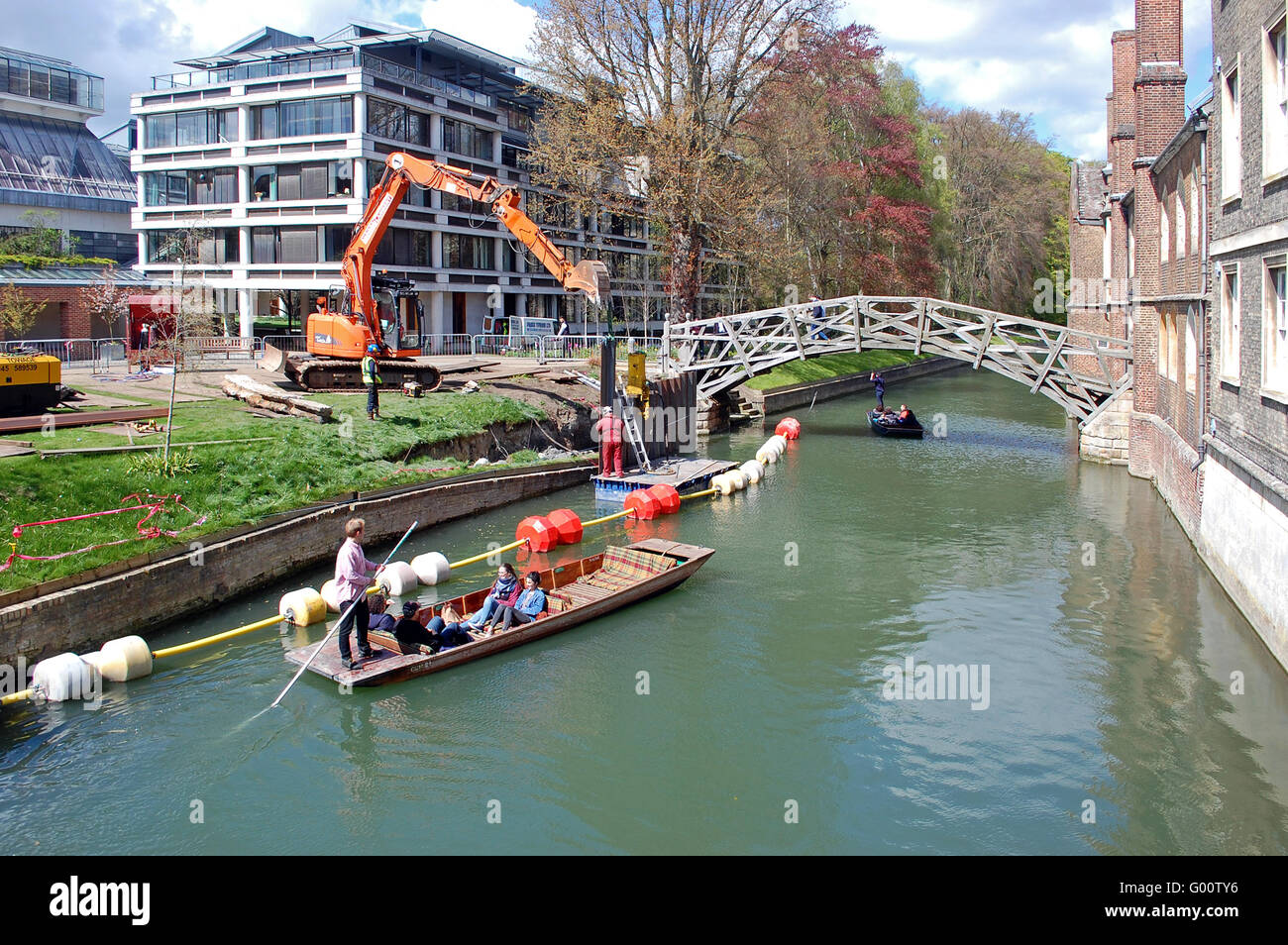 La vita va avanti con sterline passando per le riparazioni della banca di fiume presso il ponte di matematica, Queens College, Università di Cambridge Foto Stock