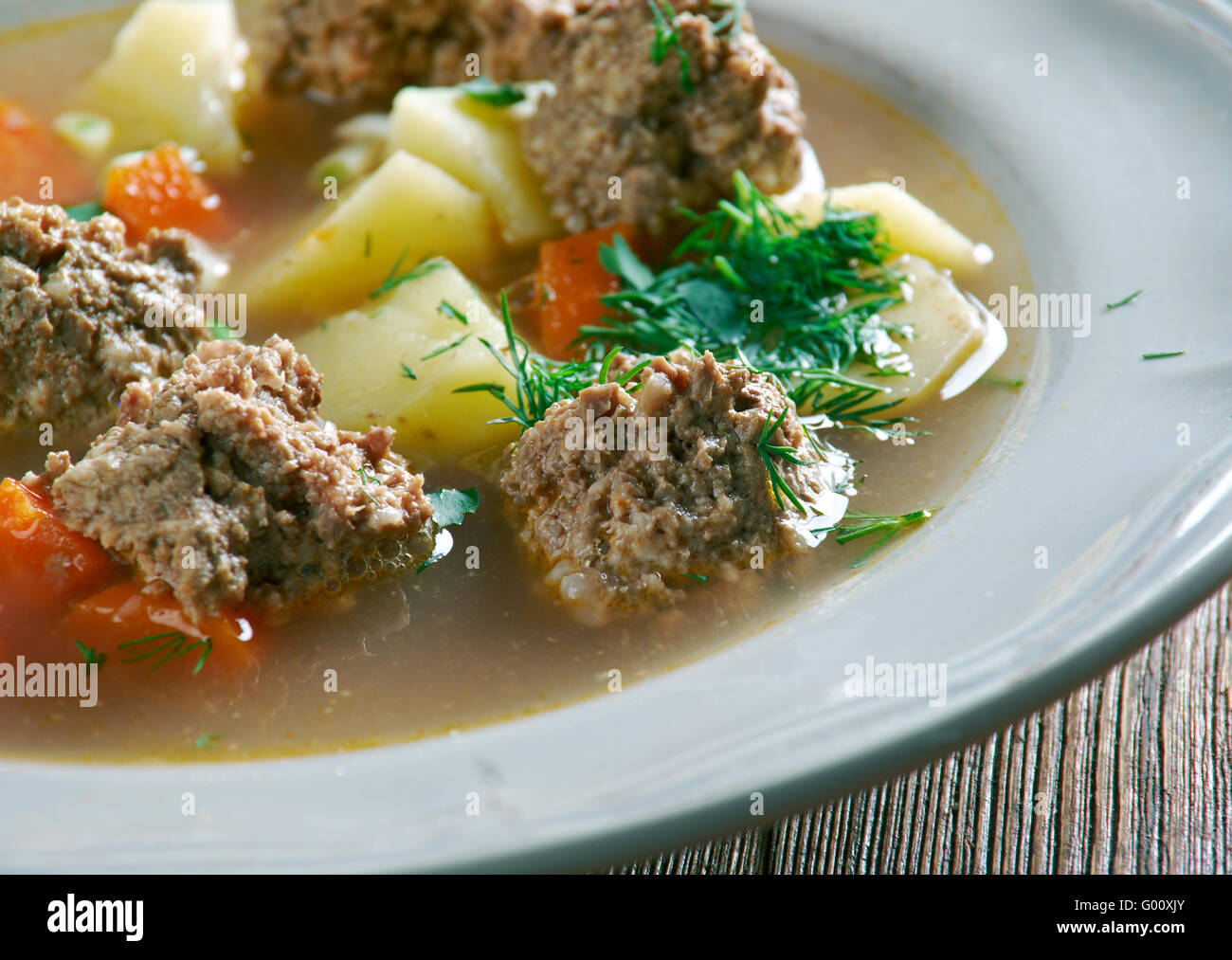 Sodd è una tradizionale zuppa norvegese-come pasto con carni di montone e polpette di carne Foto Stock