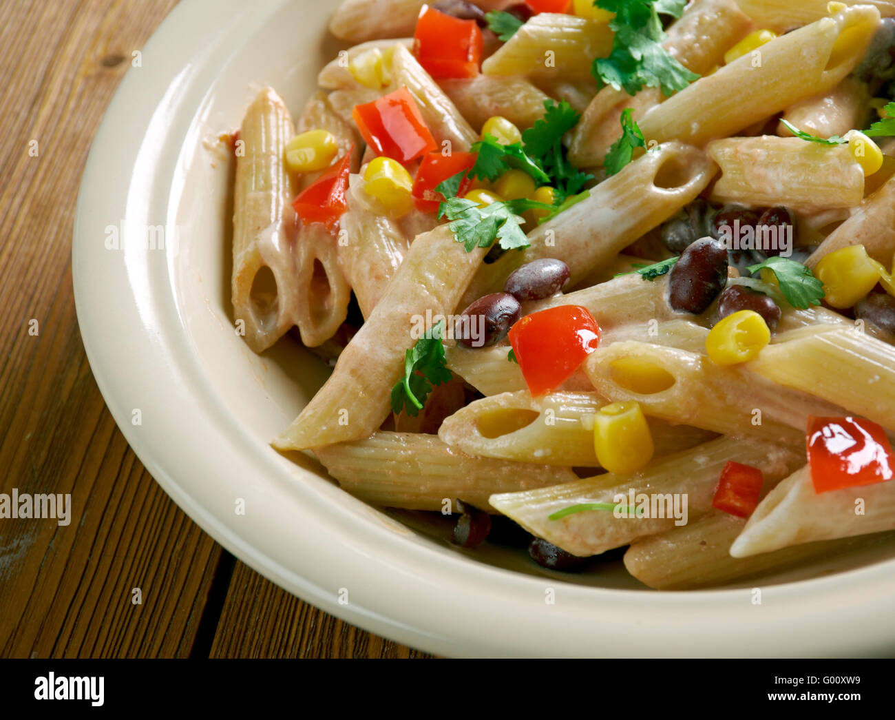 A sudovest di tutto il grano insalata di pasta .sapore dai fagioli neri, mais e una semplice salsa di yogurt medicazione. Foto Stock