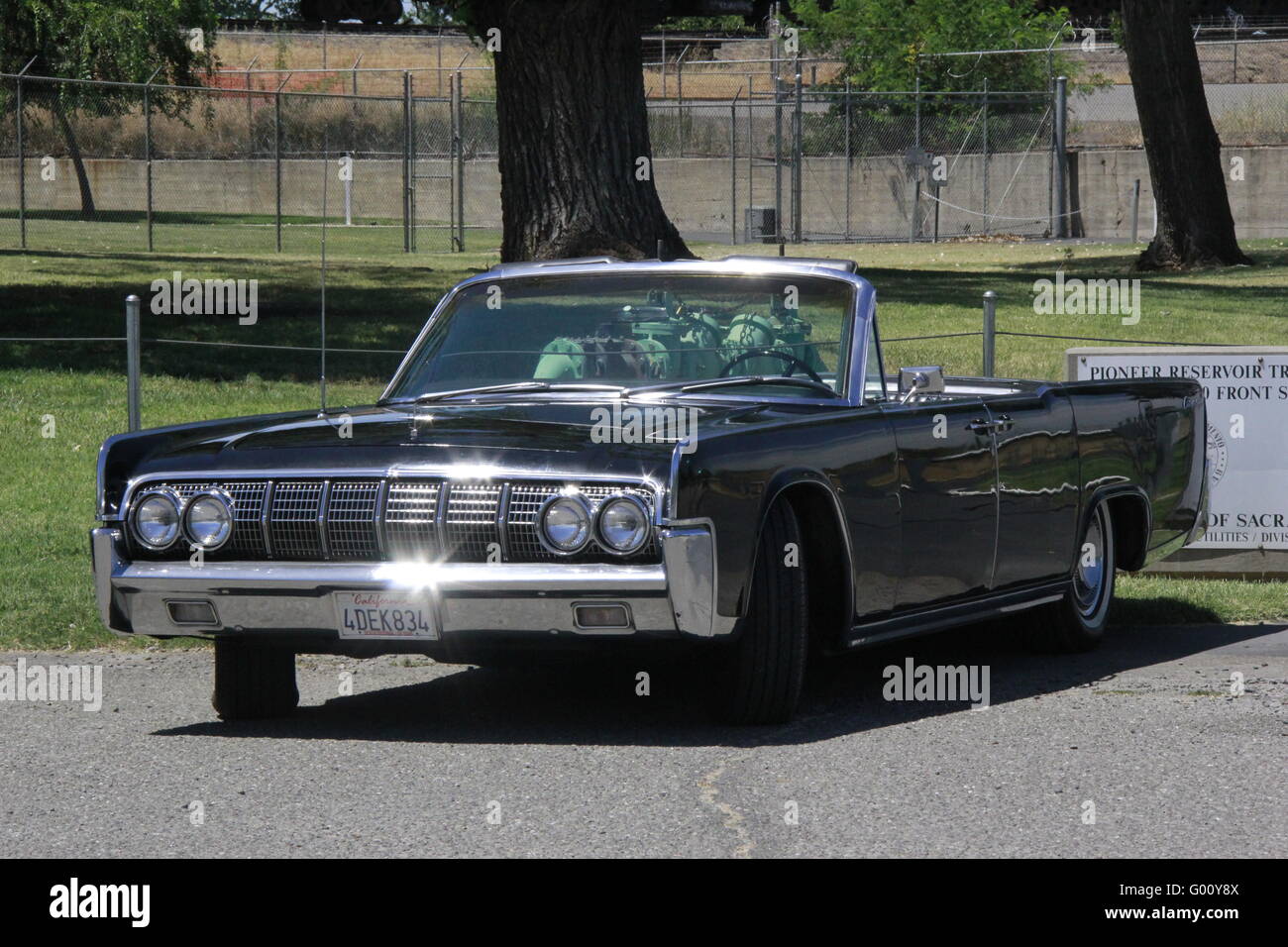 1964 Lincoln Continental convertibile in nero con la parte superiore verso il basso. Foto Stock