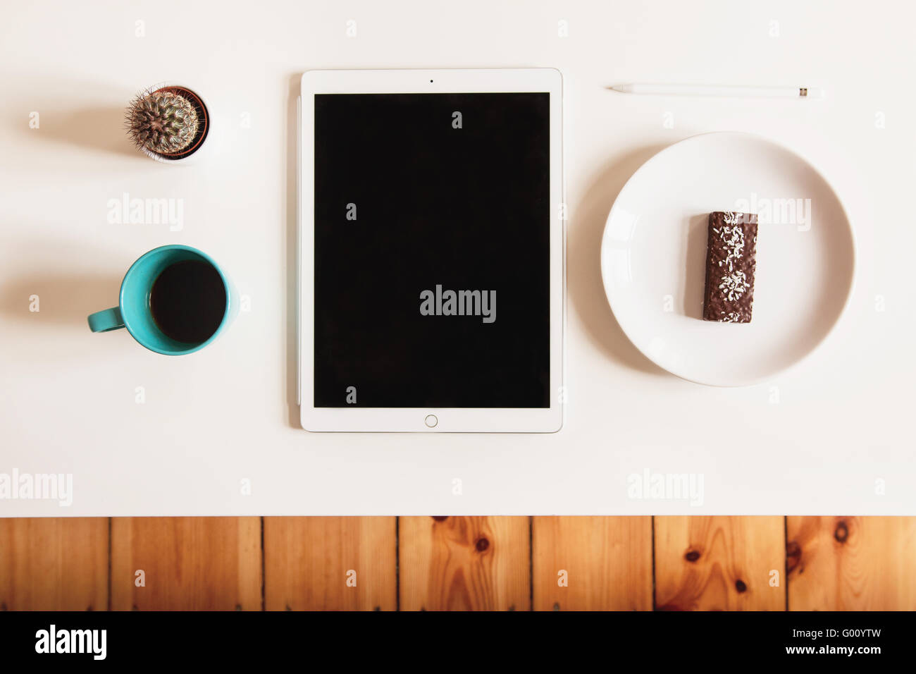 Tablet con caffè e dessert sulla tavola Foto Stock