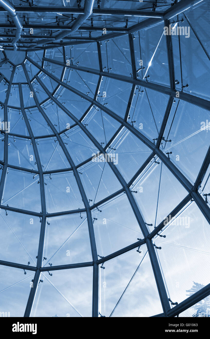 Vista dall'interno della costruzione in vetro con casino (alberghi) e cielo azzurro come il basckground Foto Stock