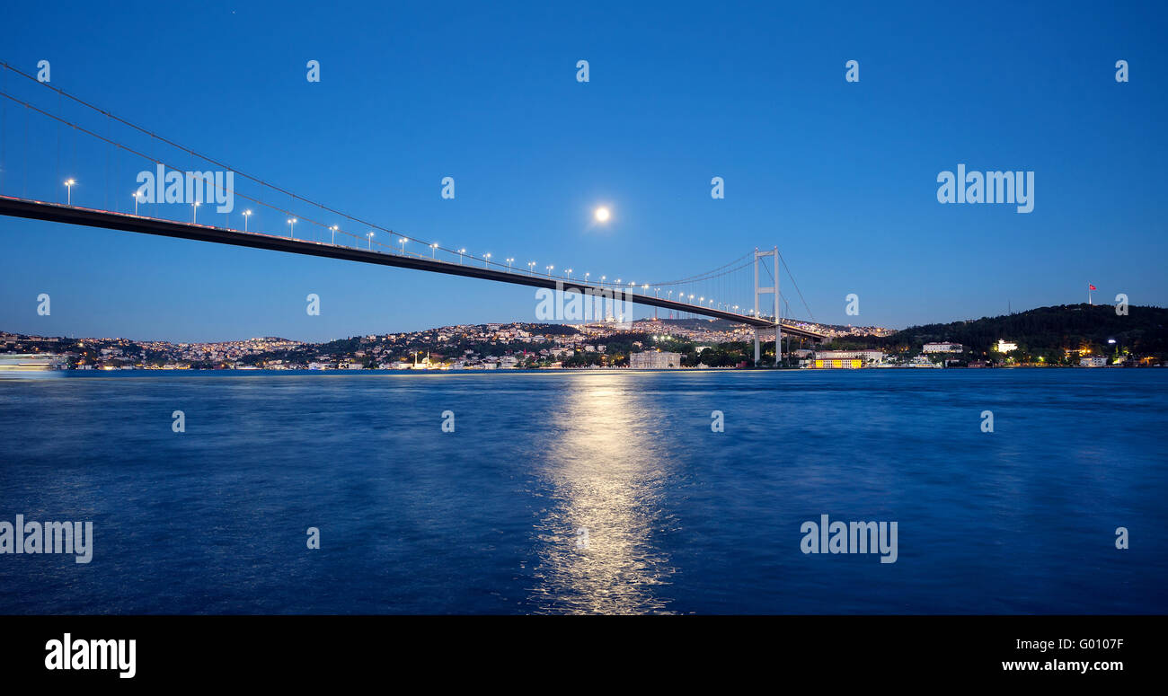 Ponte sul Bosforo di notte Foto Stock