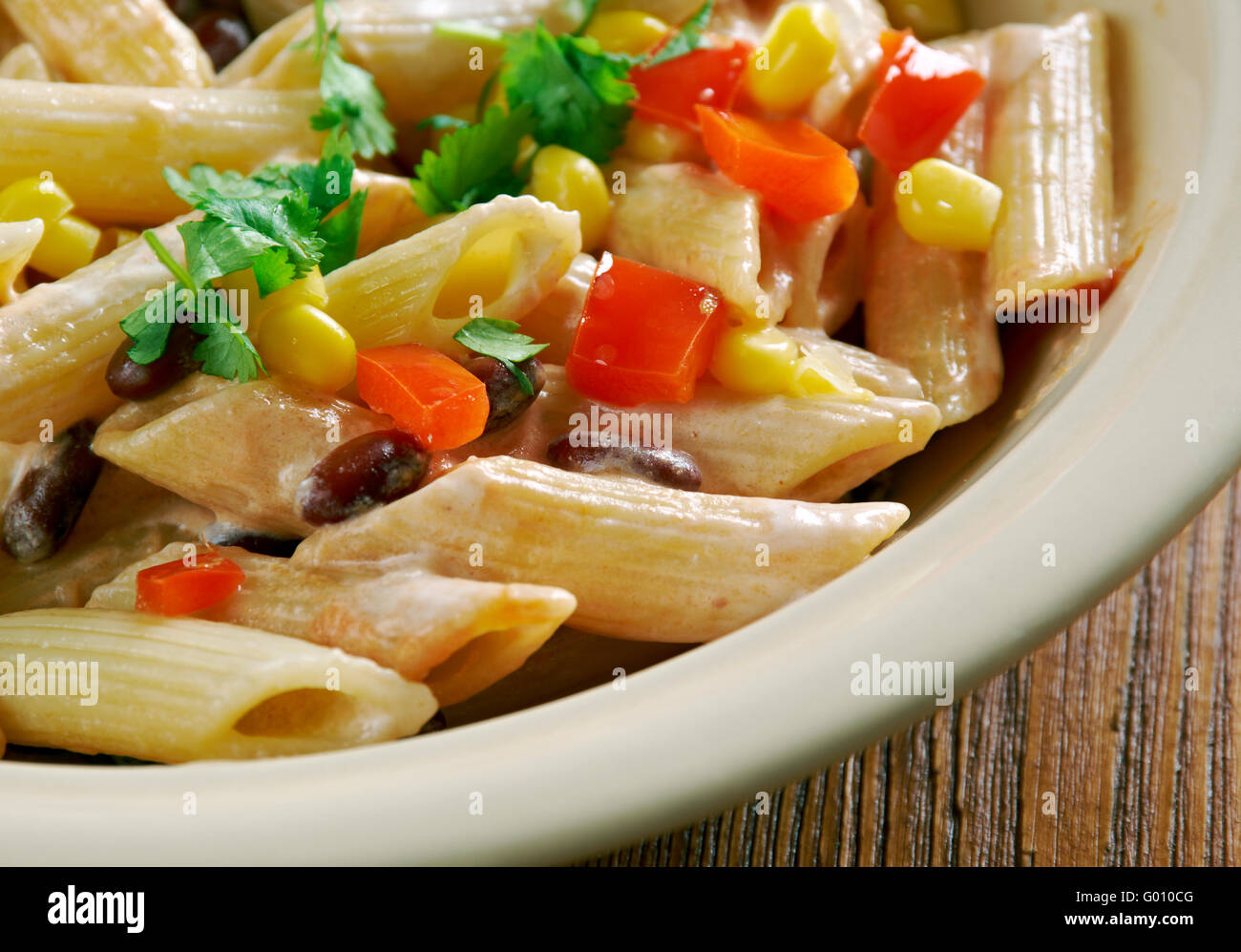 A sudovest di tutto il grano insalata di pasta .sapore dai fagioli neri, mais e una semplice salsa di yogurt medicazione. Foto Stock