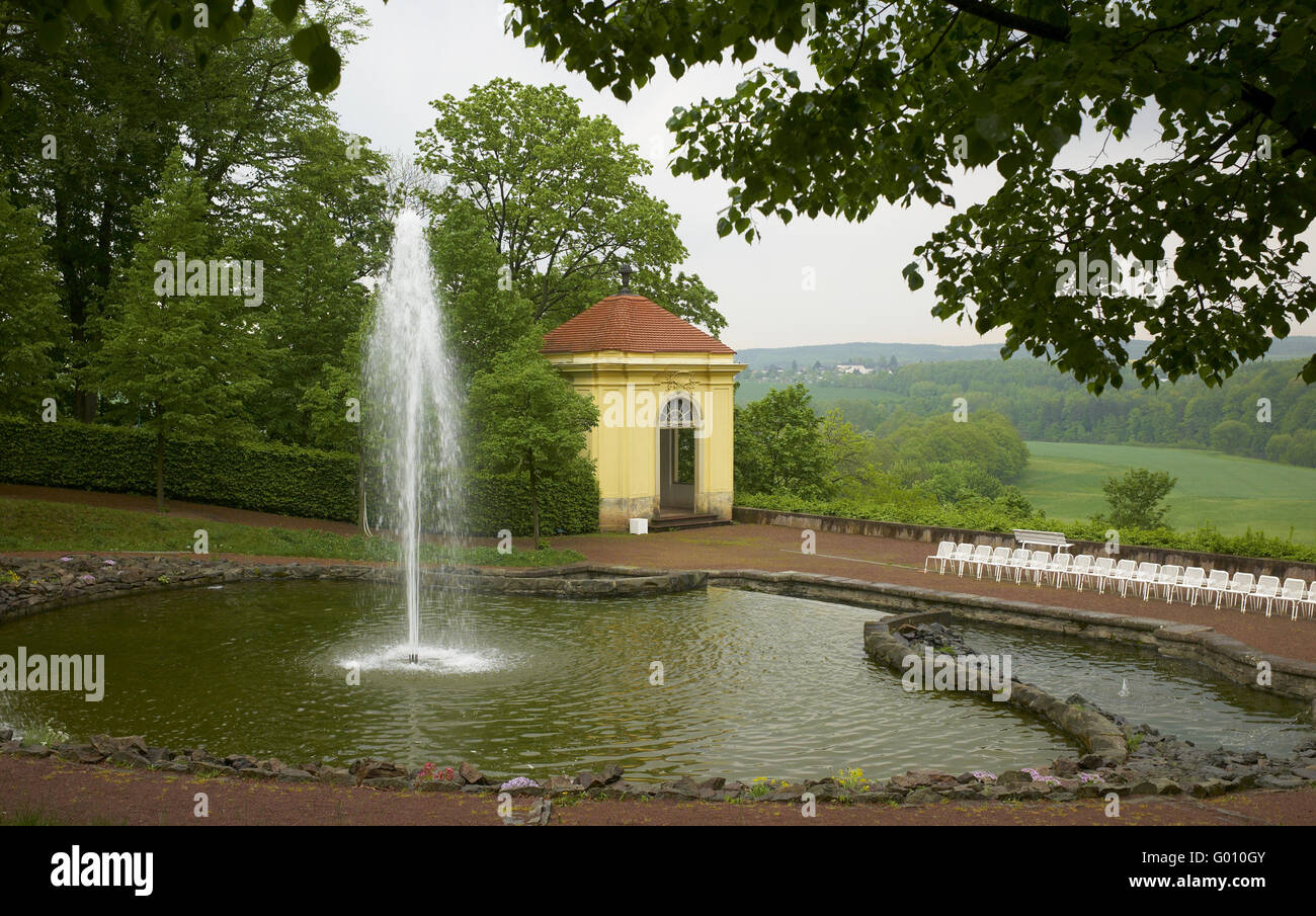 Gartenanlage mit springbrunnen immagini e fotografie stock ad alta