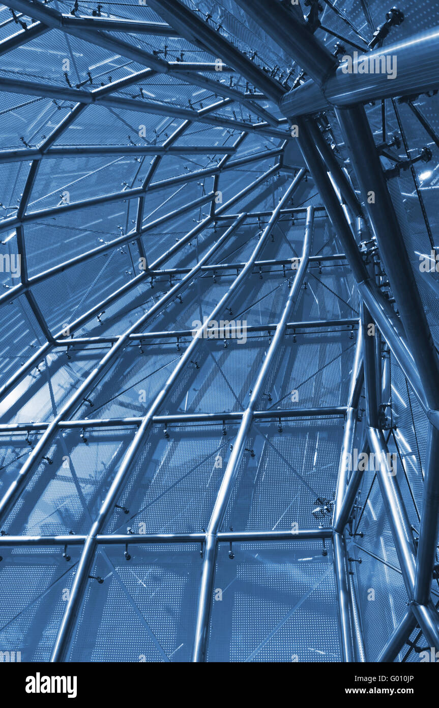 Vista dall'interno della costruzione in vetro con casino (alberghi) e cielo azzurro come il basckground Foto Stock