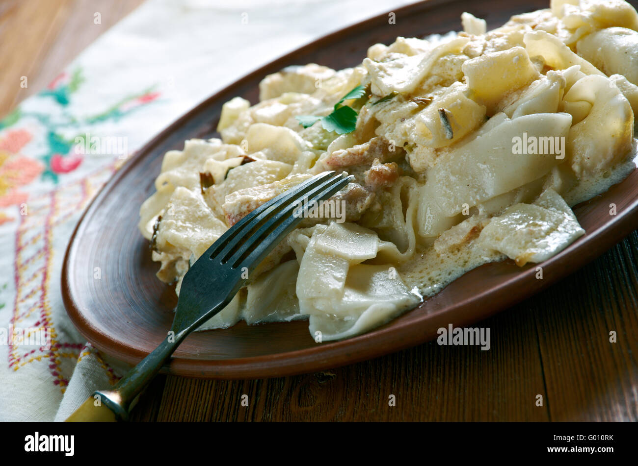La pasta italiana con pollo e salsa alla panna Foto Stock
