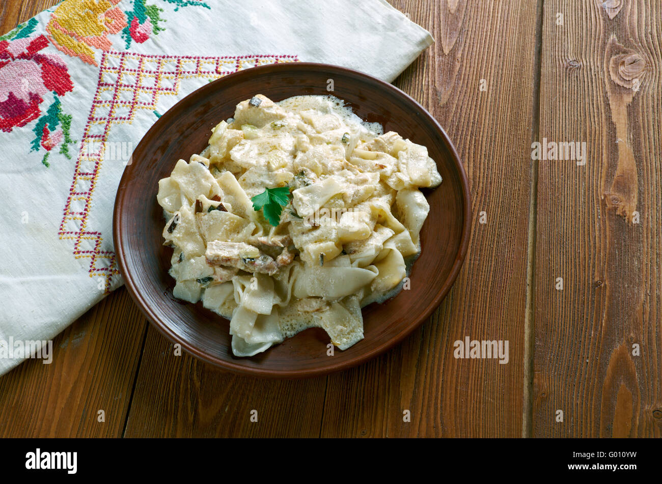 La pasta italiana con pollo e salsa alla panna Foto Stock