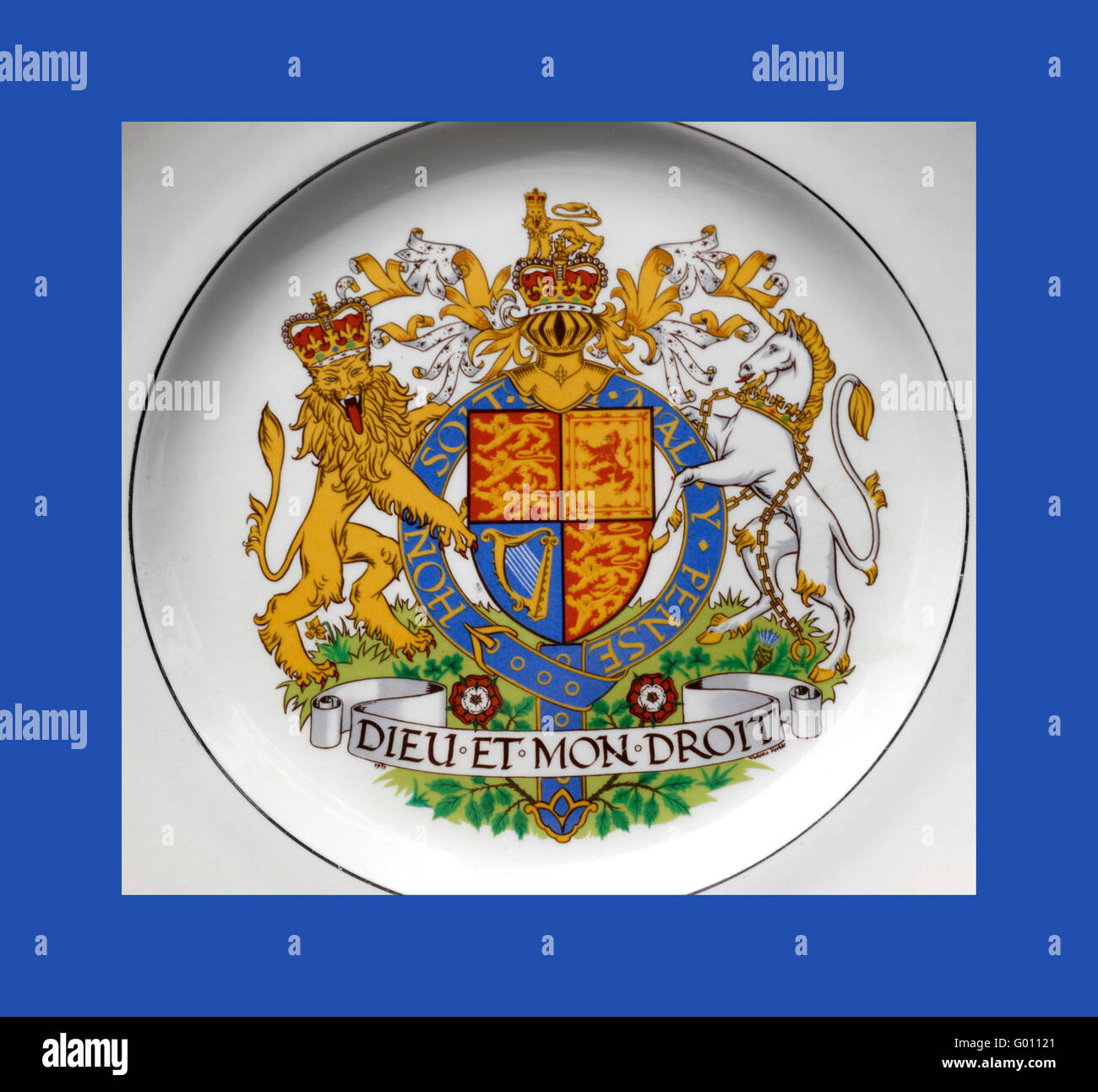HM Queen Elizabeth 2 targa commemorativa con la sua inconfondibile gazzetta stemma "Dio e il mio diritto' (il motto di Sua Maestà la Regina ) Foto Stock