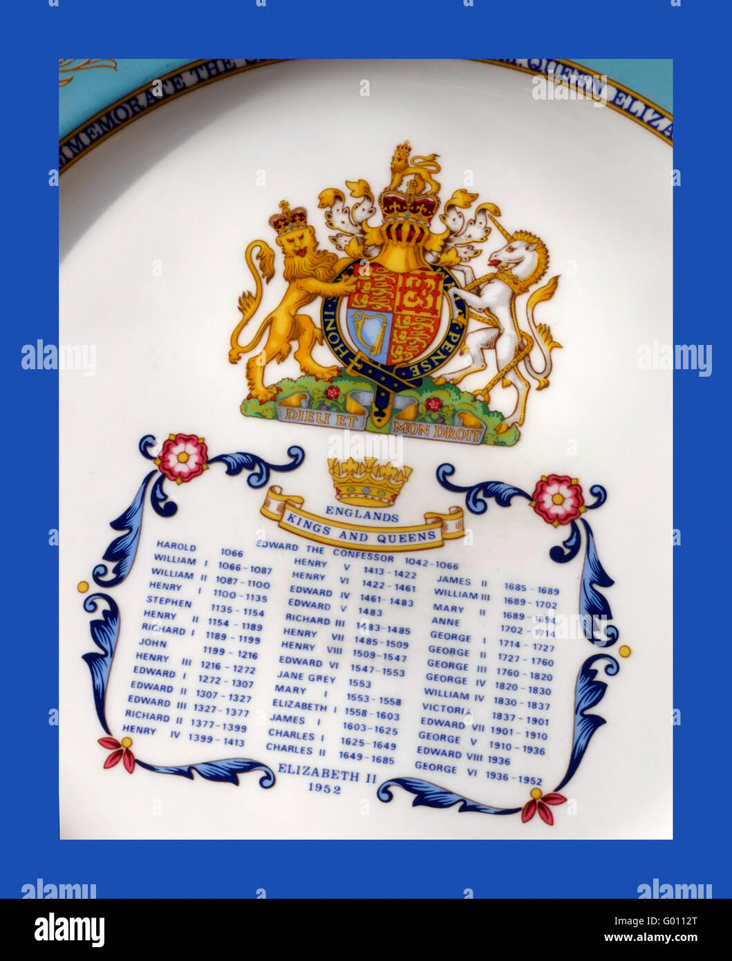 HM Queen Elizabeth II targa commemorativa con il suo stemma ufficiale e la lista di tutti i monarchi da re Harold 1066-1952 Queen Elizabeth II Foto Stock