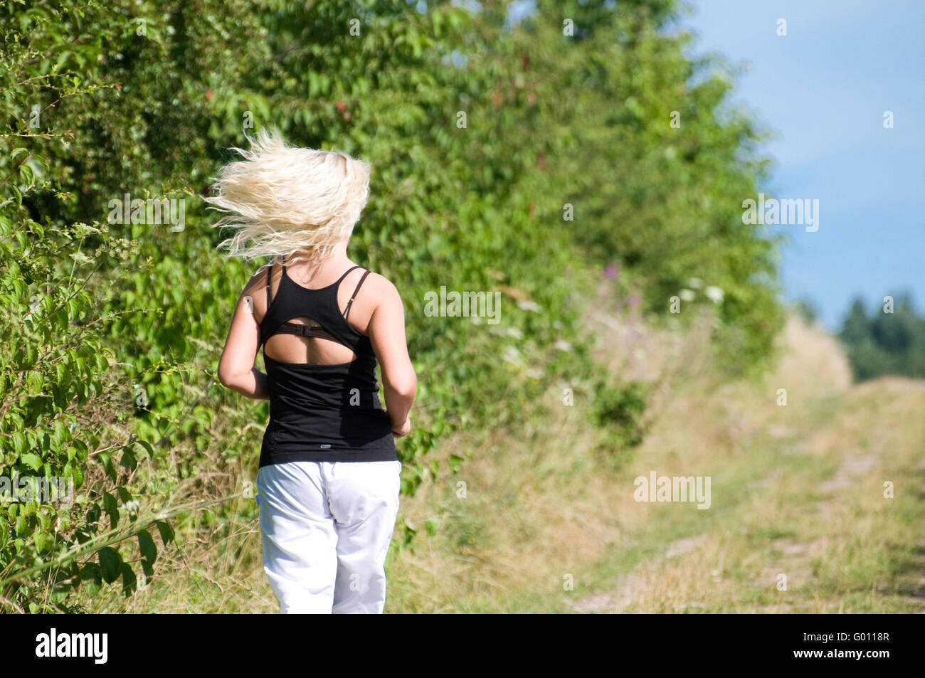 Giovane donna jogging Foto Stock