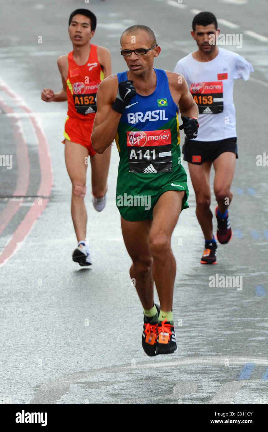 Maratona di Londra 2016.Dos Santos, Aniceto Antonio, Brasile, vincitore di T13 classe Foto Stock