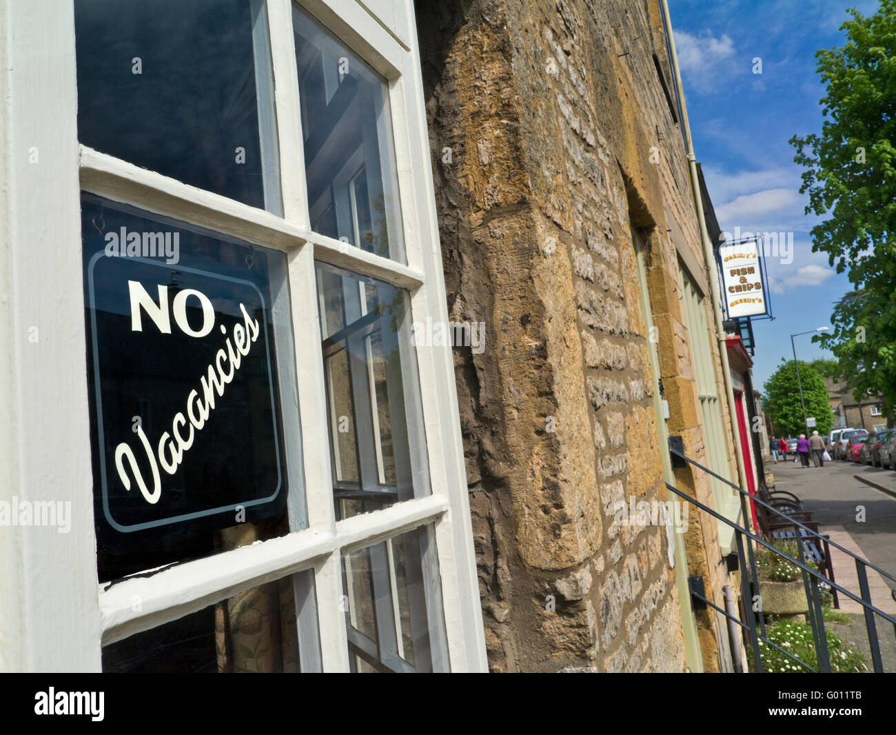 Bed and Breakfast B&B 'No Vacancies' staycation accommodation sign in Finestra di tipico cottage in pietra Cotswolds in Stow nel Wold Regno Unito Foto Stock