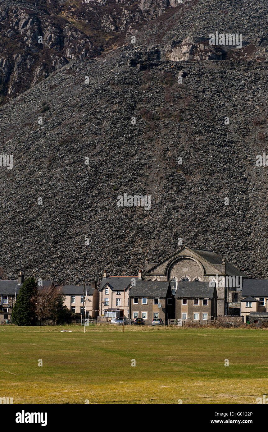 Blaenau Ffestiniog Case e cappella di seguito Rifiuti di ardesia heap punta Gwynedd North Wales UK Foto Stock