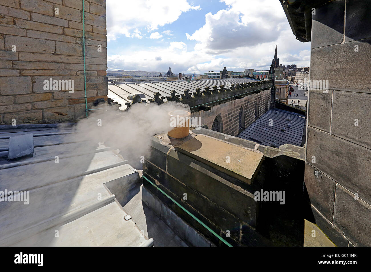 Fumatori camino sulla sommità della Cattedrale di St Giles.Edinburgh Foto Stock