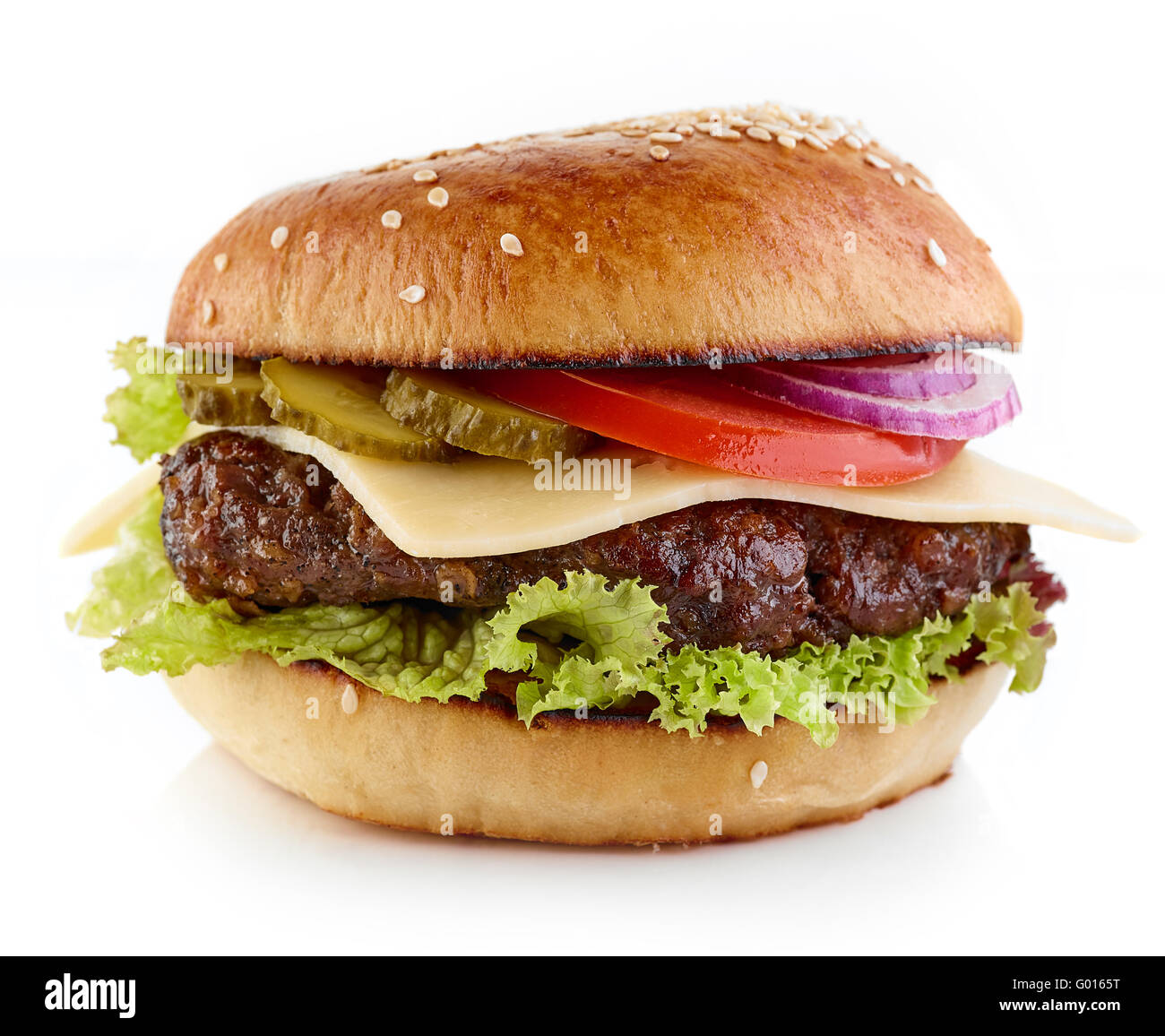 Classic cheeseburger isolati su sfondo bianco Foto Stock