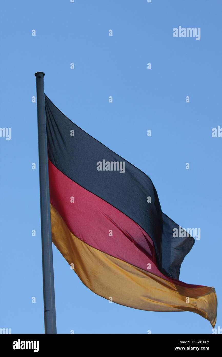 Bandiera tedesca nel vento all'aperto in una giornata di sole Foto Stock