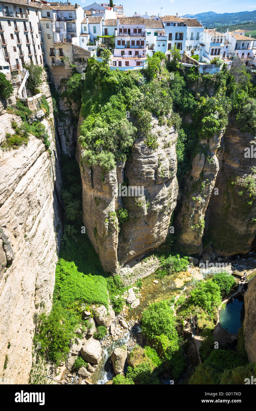Vista degli edifici sulla scogliera a Ronda, Spagna Foto Stock