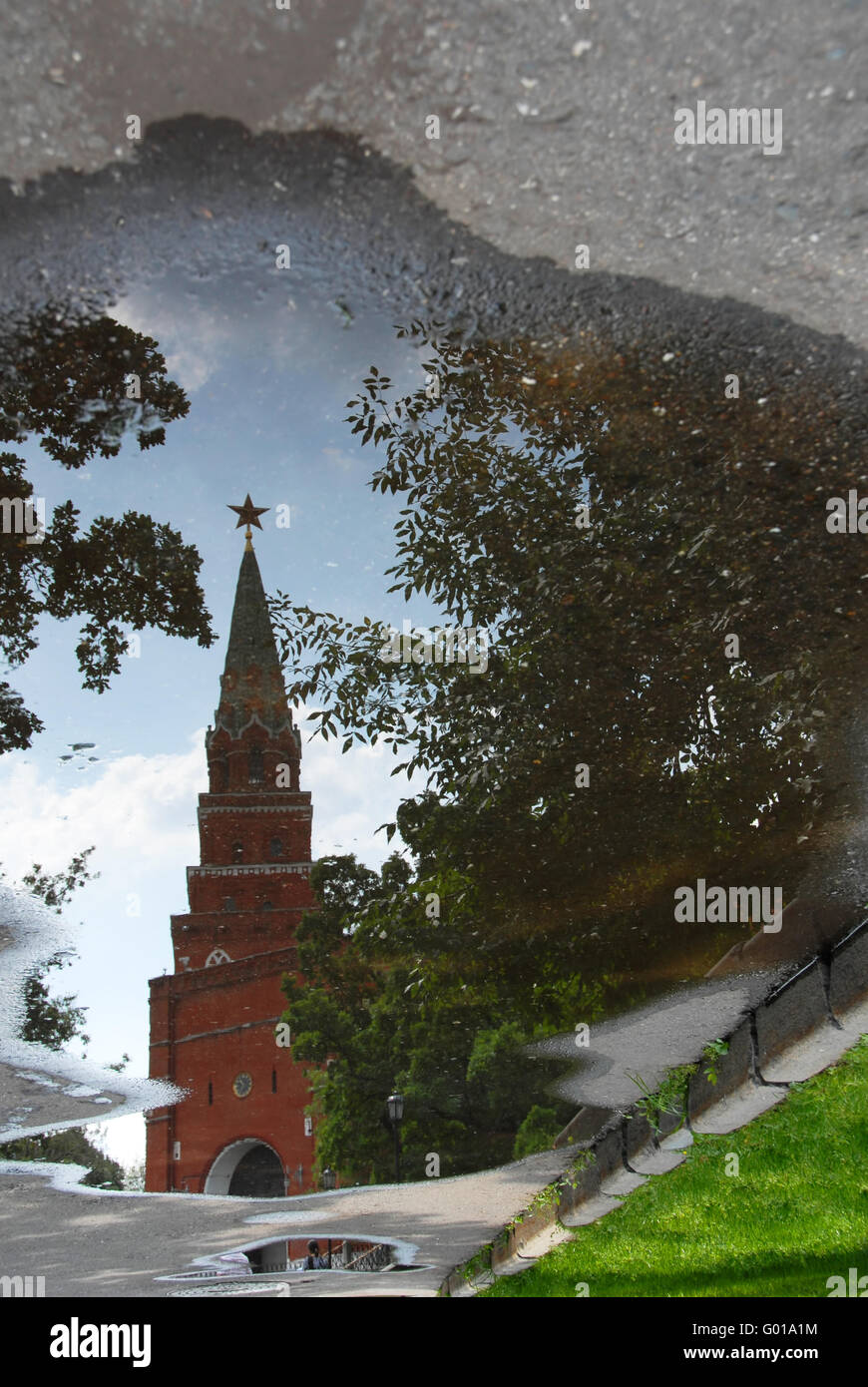Il Cremlino Borovitskaya torre sulla piazza Rossa di Mosca Foto Stock