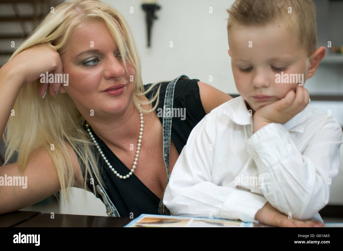 Giovane madre giocando con suo figlio Foto Stock