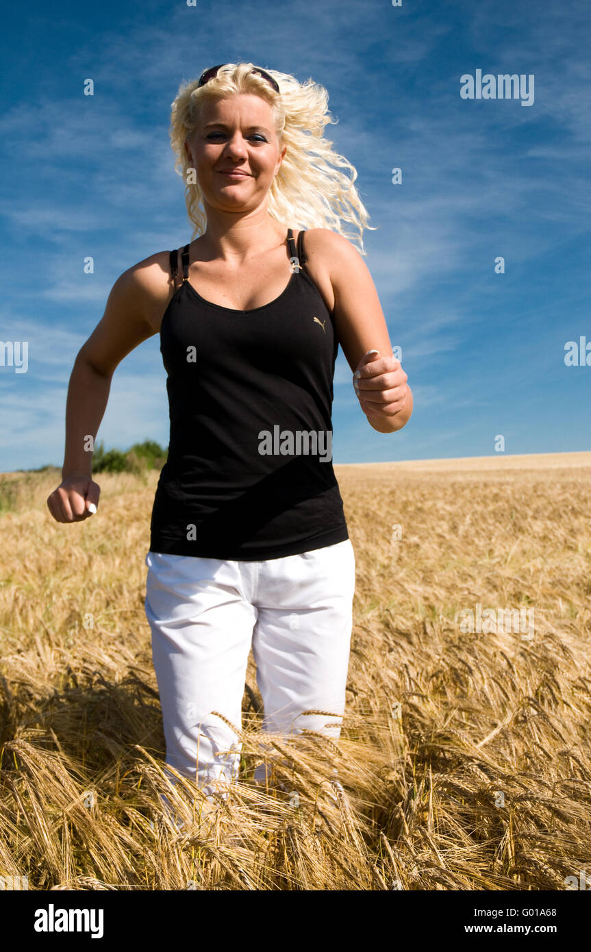 Giovane donna jogging Foto Stock