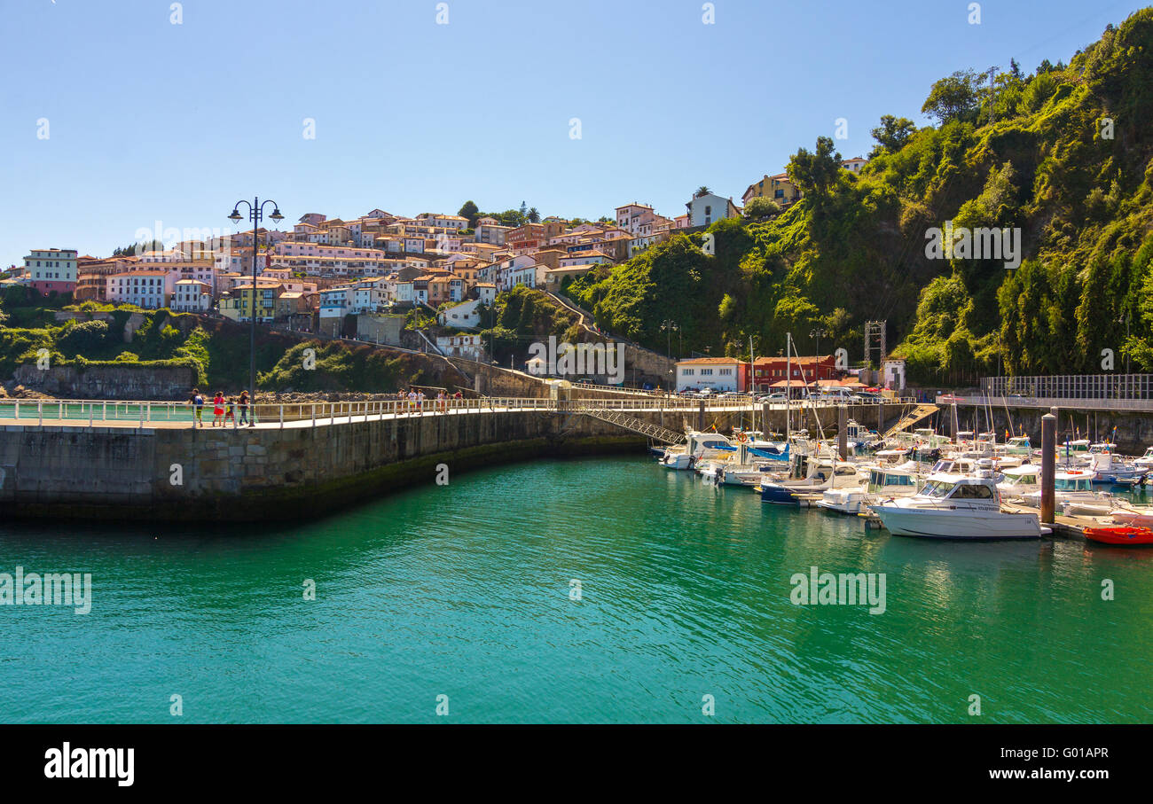 I canali di porta, il villaggio di Llanes, Spagna Foto Stock