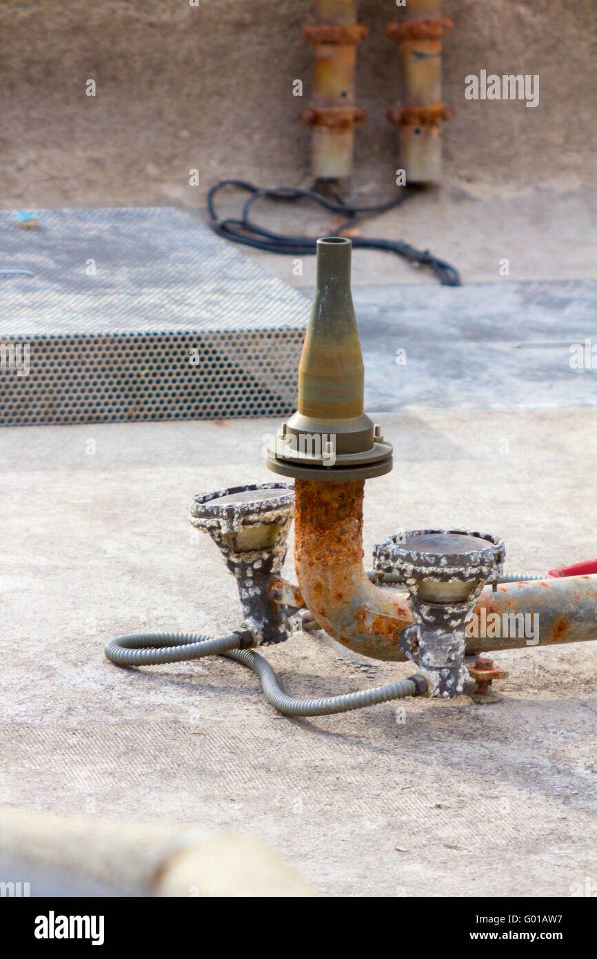 Sistema di illuminazione e tubi di acqua di una sorgente Foto Stock