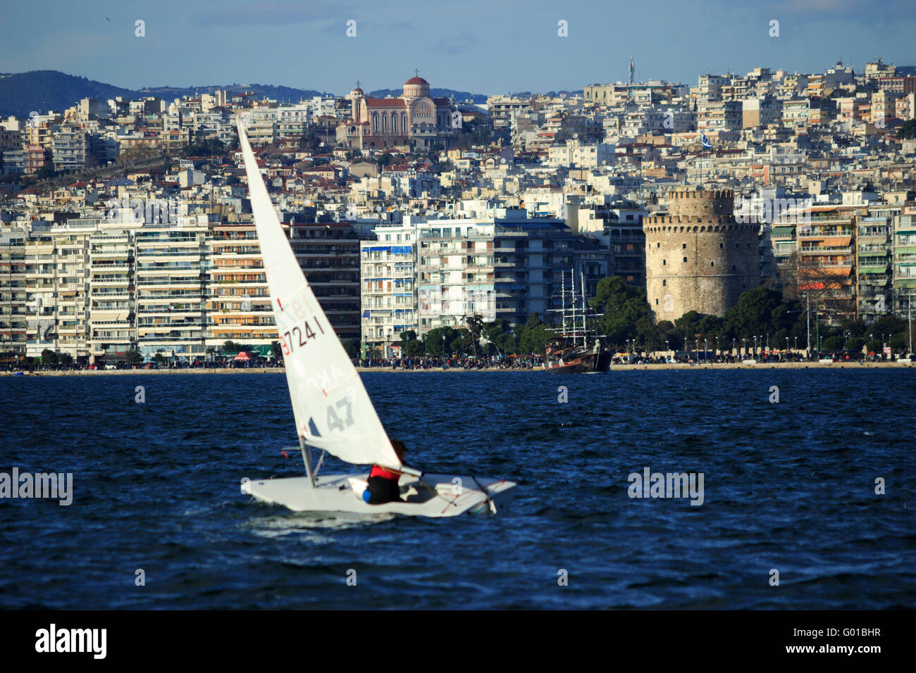 Sport a vela gli stati attività del club nautico di Salonicco, in sul Golfo Termaico con la torre bianca in background Foto Stock