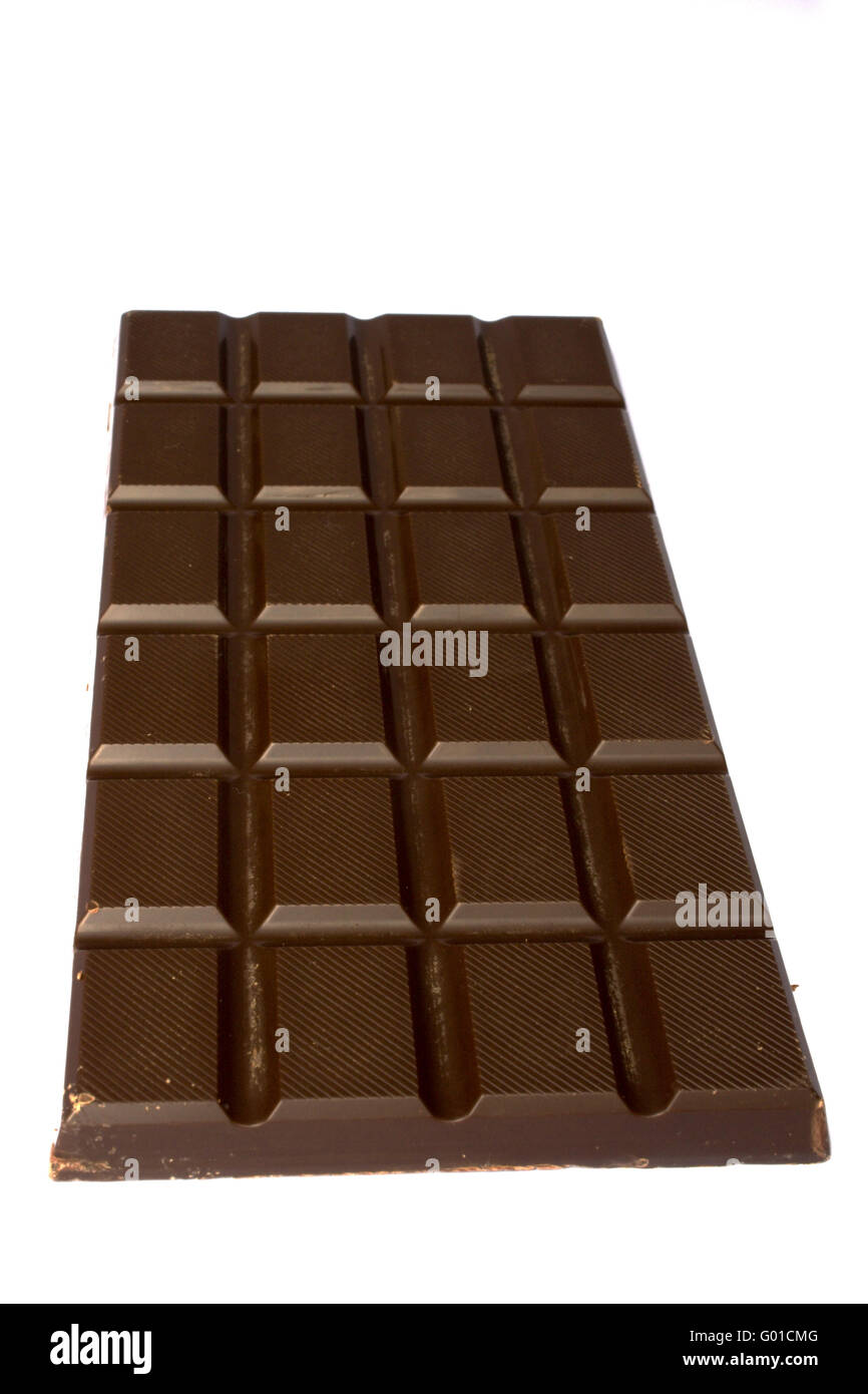 Cioccolato fondente pressato in una piastra con quadrati su uno sfondo bianco viene isolata Foto Stock