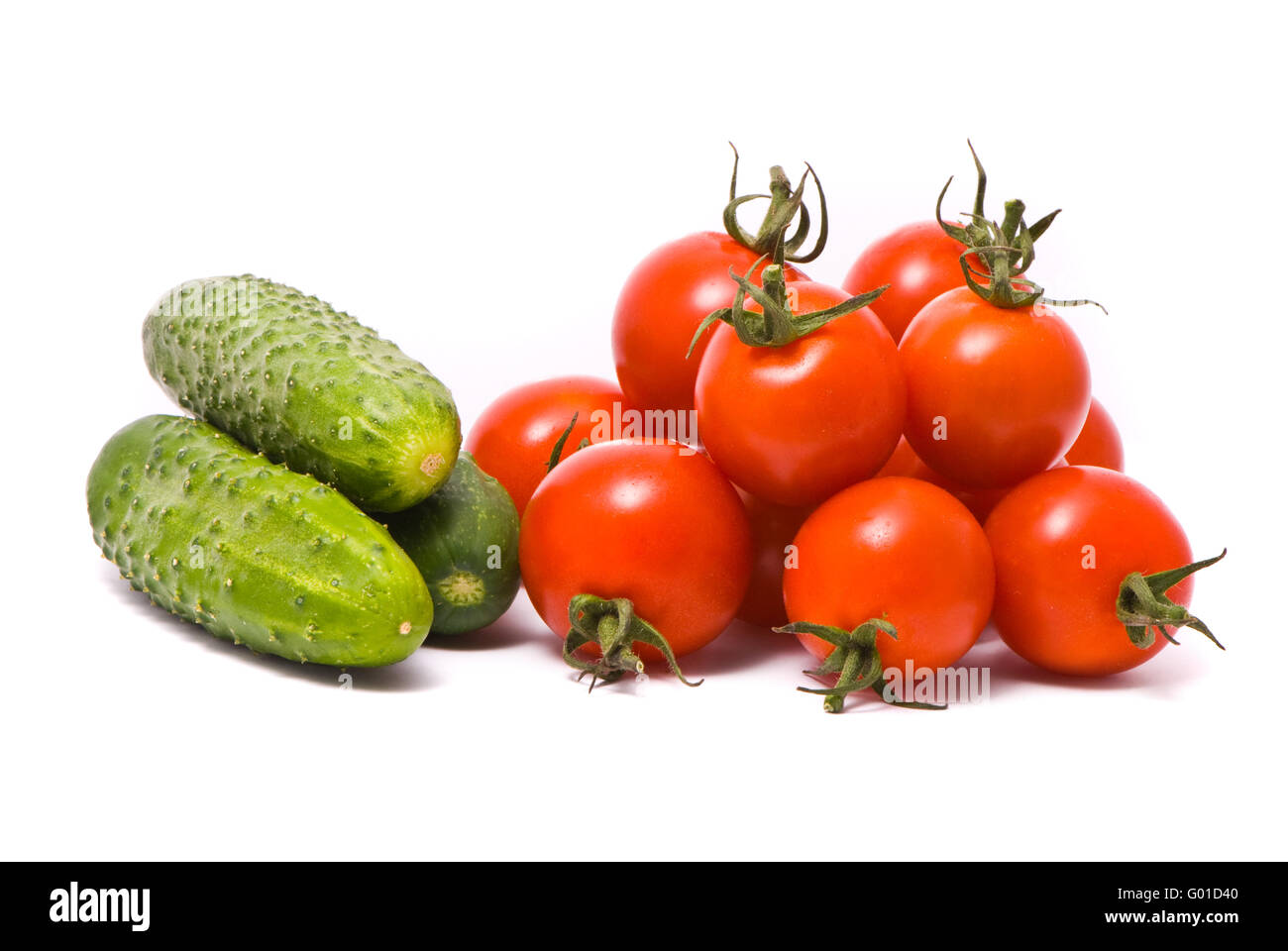 Freschi pomodori e cetrioli su studio sullo sfondo bianco. Foto Stock