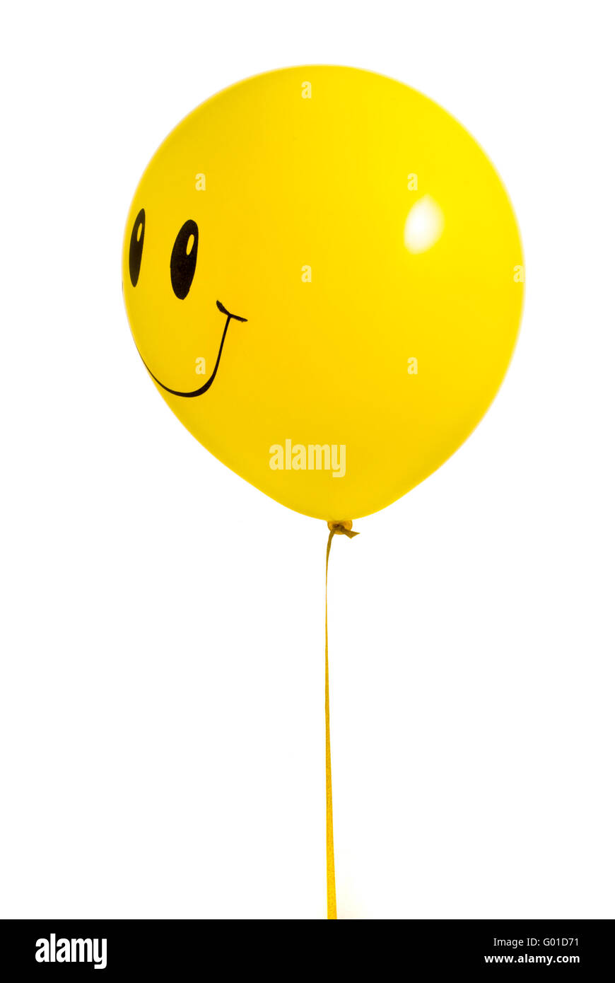 Palloncino giallo con sorriso su sfondo bianco Foto Stock