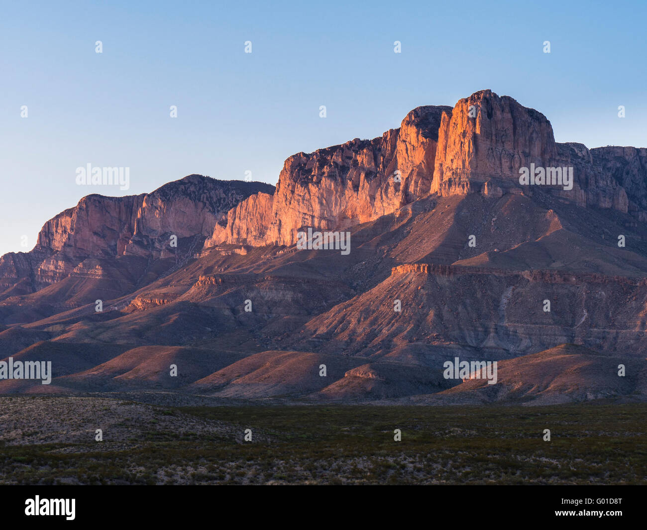 La luce del tramonto su El Capitan e il Guadalupe Mountains da Williams Ranch Road, Parco Nazionale delle Montagne Guadalupe, Texas. Foto Stock