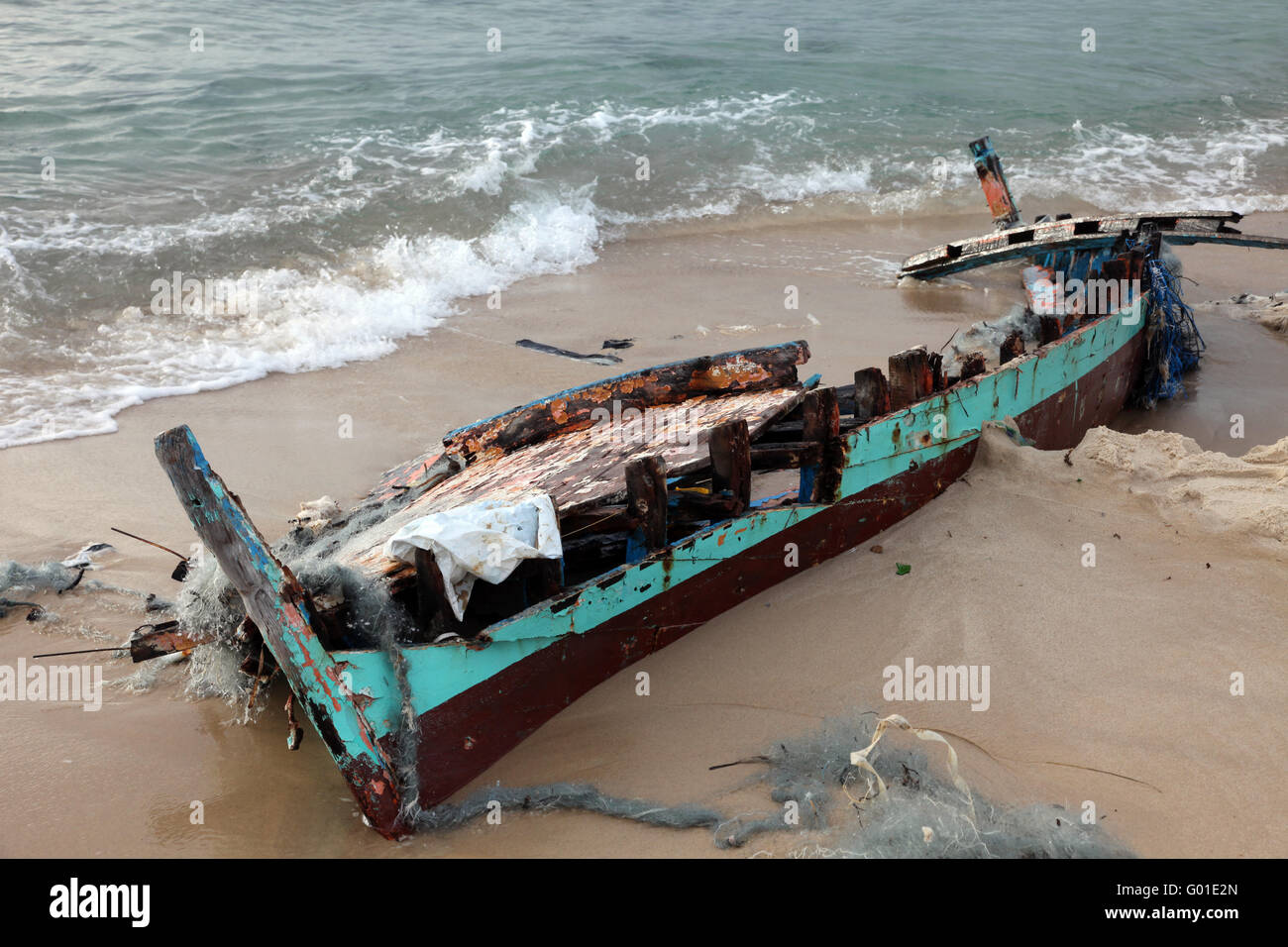 Una barca abbandonata Foto Stock