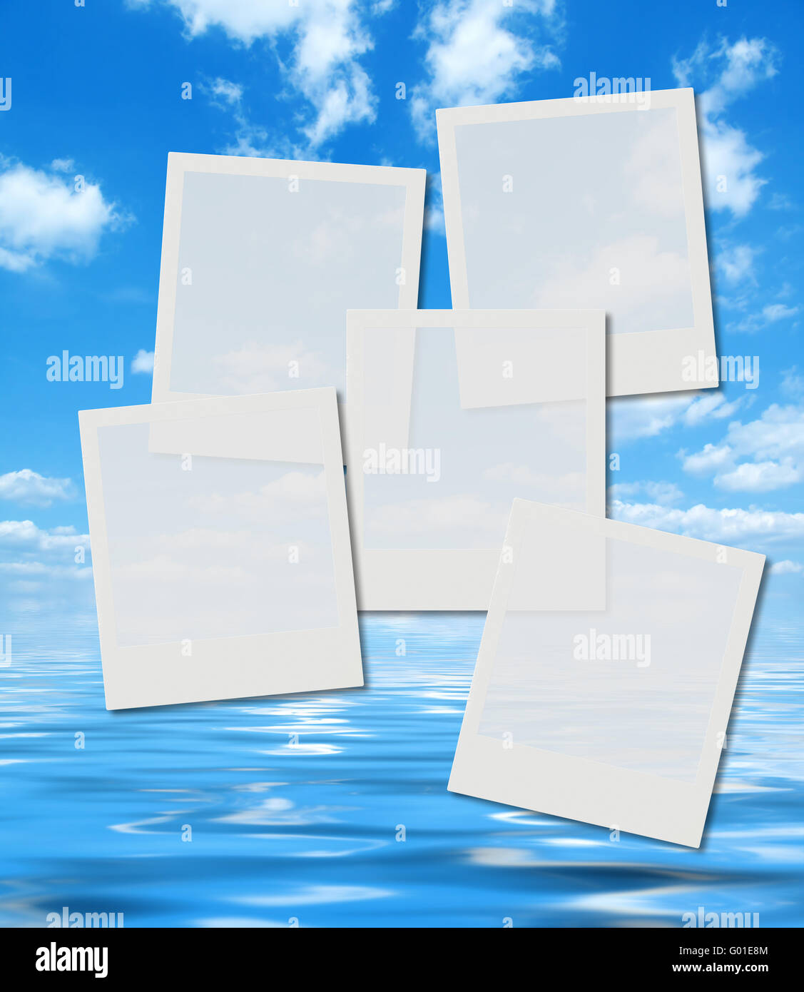 Blank instant photo frame oltre il Cielo di estate e di immagine dell'oceano Foto Stock