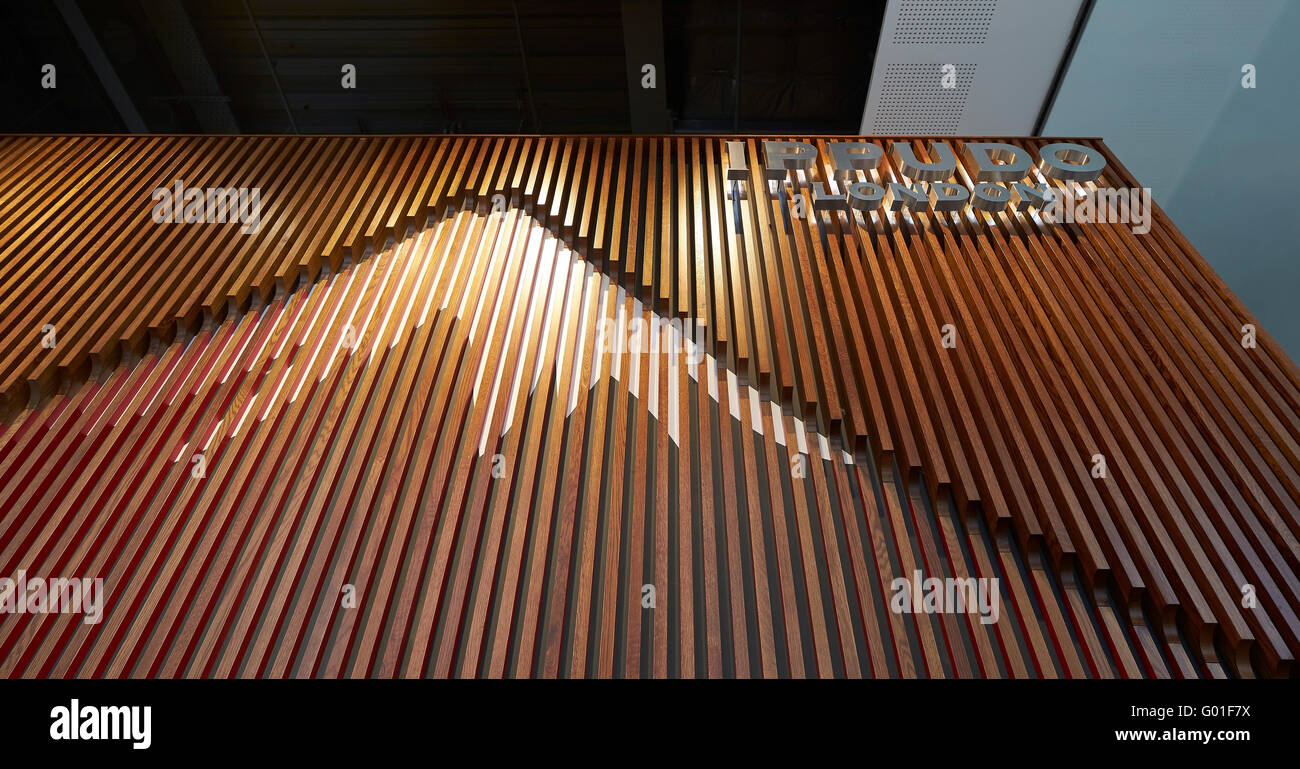 Segnaletica e il logo di dettaglio del ristorante asiatico. Central Saint Giles, Londra, Regno Unito. Architetto: Renzo Piano Building Workshop, 2015. Foto Stock