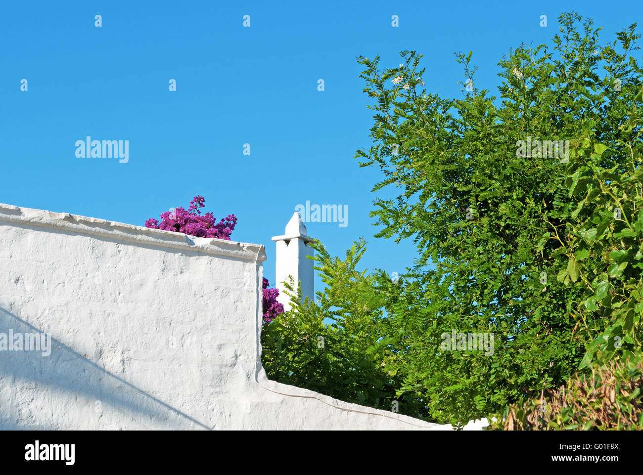 Minorca isole Baleari, Spagna: una casa bianca con fiori di Bouganville  nelle strade di Ciutadella Foto stock - Alamy