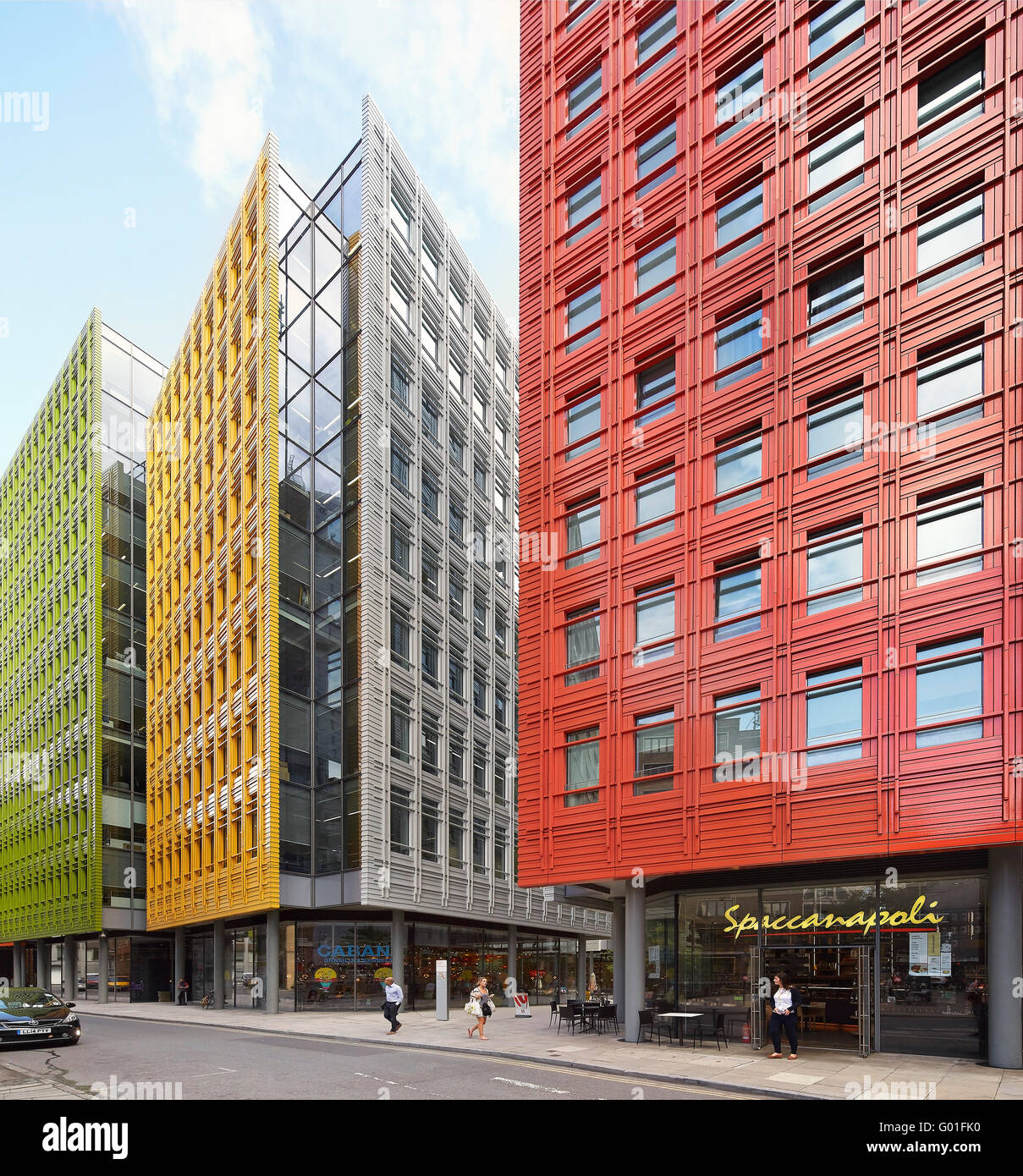 Colorate piastrelle di ceramica di facciate di strada. Central Saint Giles, Londra, Regno Unito. Architetto: Renzo Piano Building Workshop, 2015. Foto Stock
