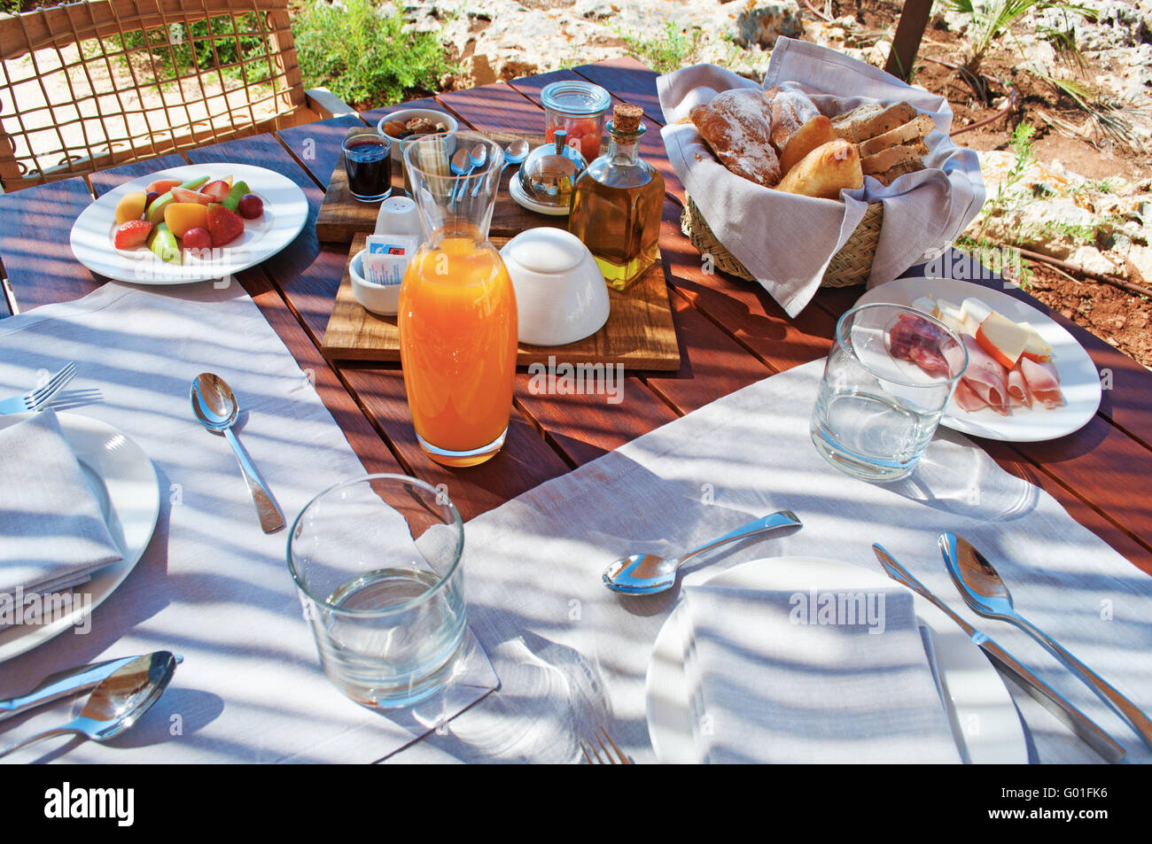 Minorca isole Baleari, Spagna, Europa: un tavolo per la colazione nella campagna di Minorca Foto Stock