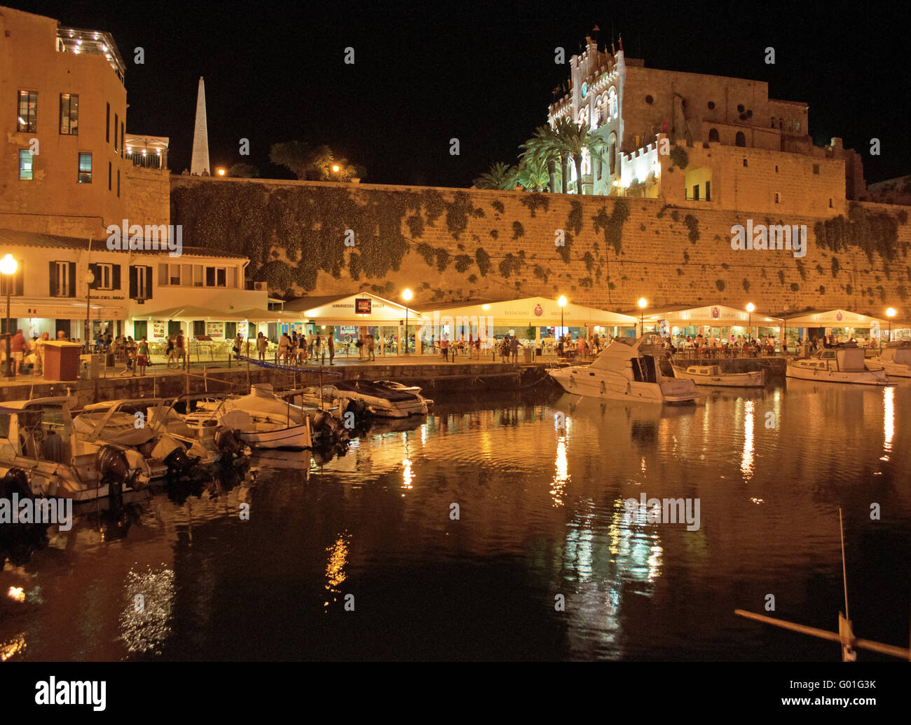Minorca isole Baleari, Spagna, Europa: skyline e panoramica vista notturna del porto e le antiche mura di Ciutadella, l'ex capitale Foto Stock