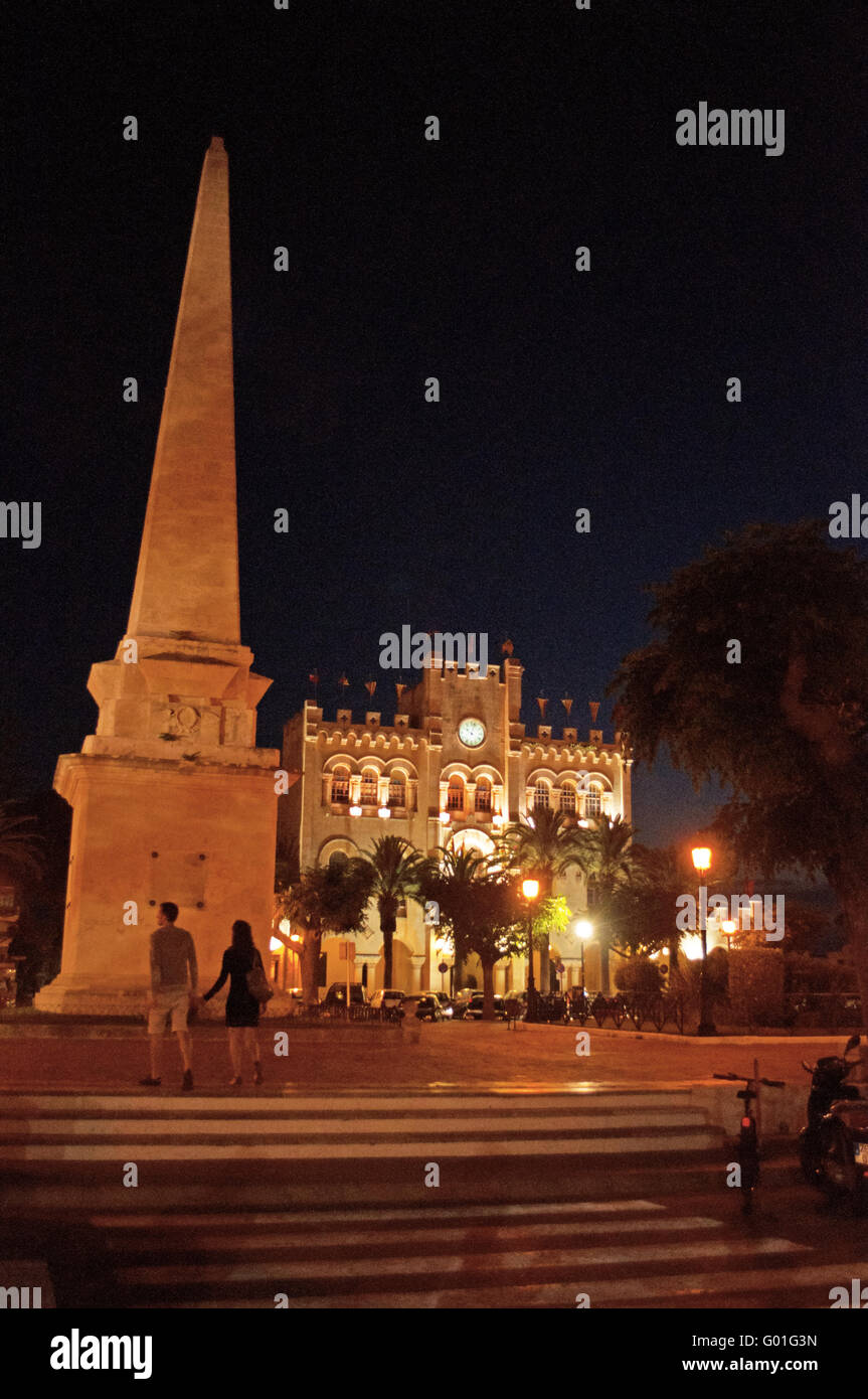 Minorca isole Baleari: Es nato quadrato con l'obelisco e l'iconica Municipio di Ciutadella di notte Foto Stock