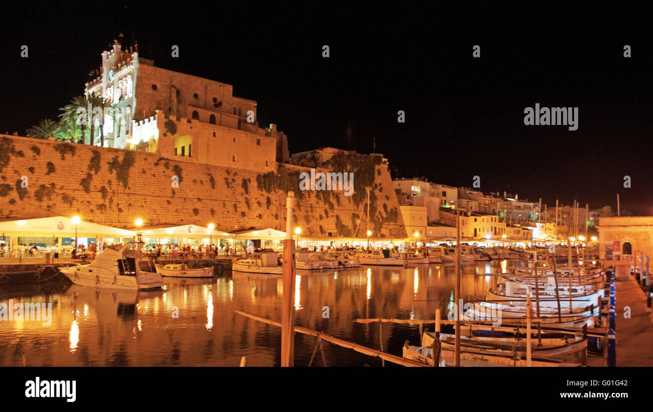 Minorca isole Baleari, Spagna, Europa: skyline e panoramica vista notturna del porto e le antiche mura di Ciutadella, l'ex capitale Foto Stock