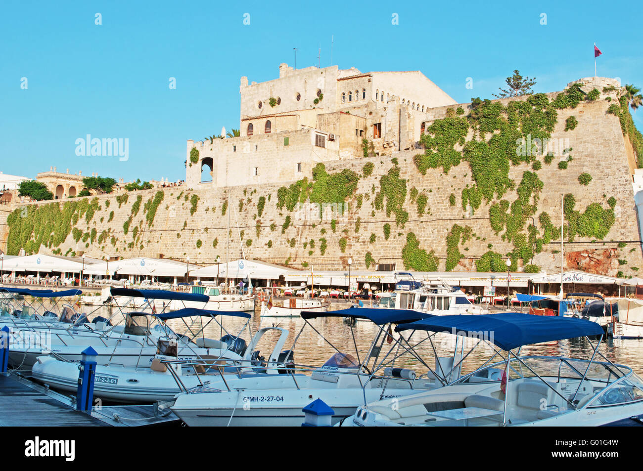 Minorca isole Baleari, Spagna, Europa: skyline e vista panoramica del porto e le antiche mura di Ciutadella, l'ex capitale Foto Stock
