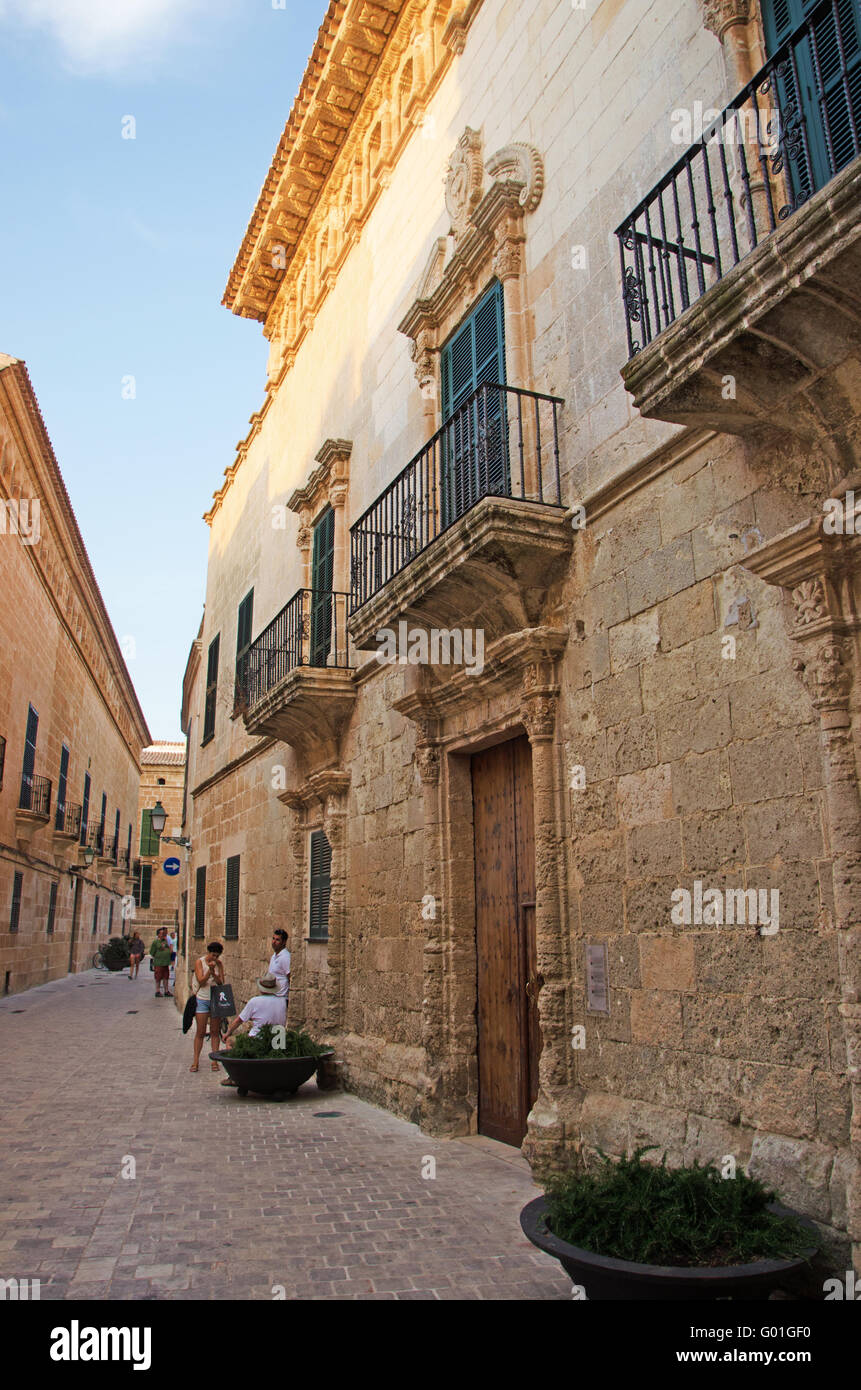 Minorca isole Baleari, Spagna, Europa: palazzi e costruendo le strade e i vicoli della città vecchia di Ciutadella Foto Stock