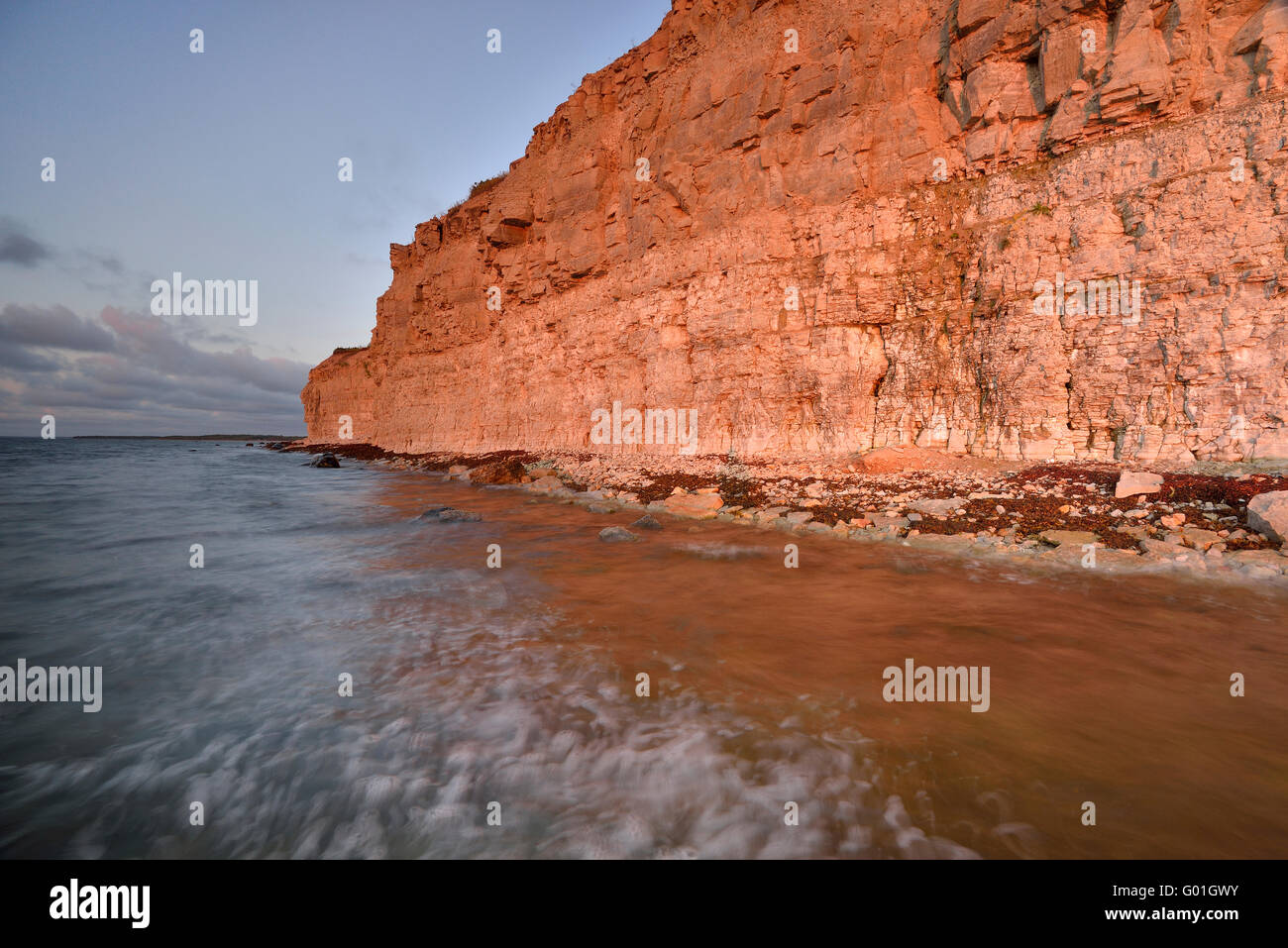 Alta rupe sulla costa del Mar Baltico Foto Stock