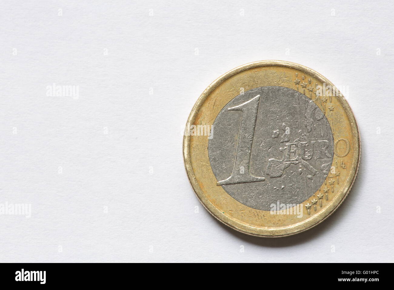 Macro di un euro su uno sfondo di colore bianco Foto Stock