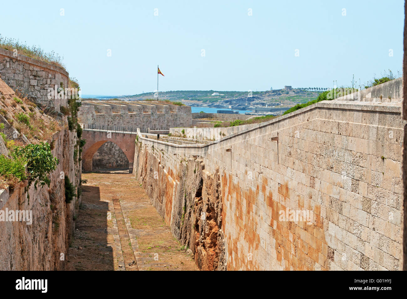 Menorca: vista di Fortaleza de La Mola, la Fortezza di Isabel II, un complesso militare sulla penisola di La Mola, all'entrata del porto di Mahon Foto Stock