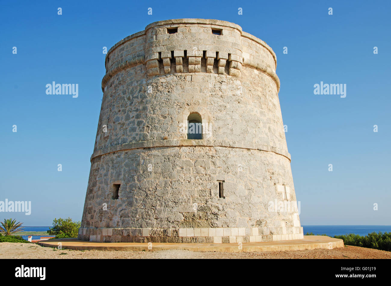 Minorca isole Baleari, Spagna: Punta Prima torre di avvistamento, una delle tante torri di avvistamento lungo la costa dell'isola Foto Stock